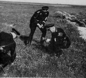 Heinrich Himmler na návštěvě plantáží v Dachau.