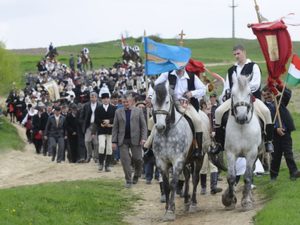 Katolické Křížové prosebné dny za úrodu v Maďarsku se konají každoročně na konci dubna. A jejich duší jsou i Orbánovi místní pravicoví konservativci...